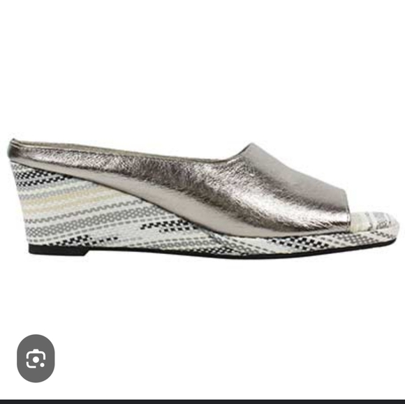 J.Renee Abrielle Taupe Metallic Wedge Slip On Slide Shoes Size 9.5M NWT - Picture 1 of 8